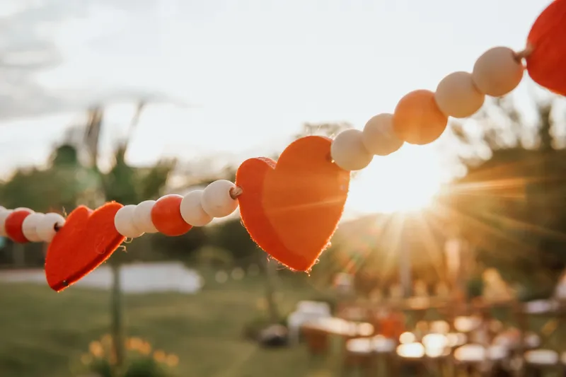 Detalle decorativo en forma de corazones durante una boda.