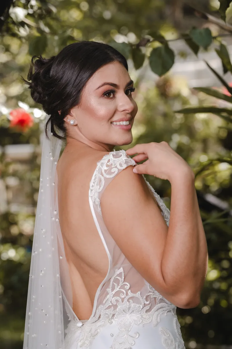 La novia posando con su vestido de novia.