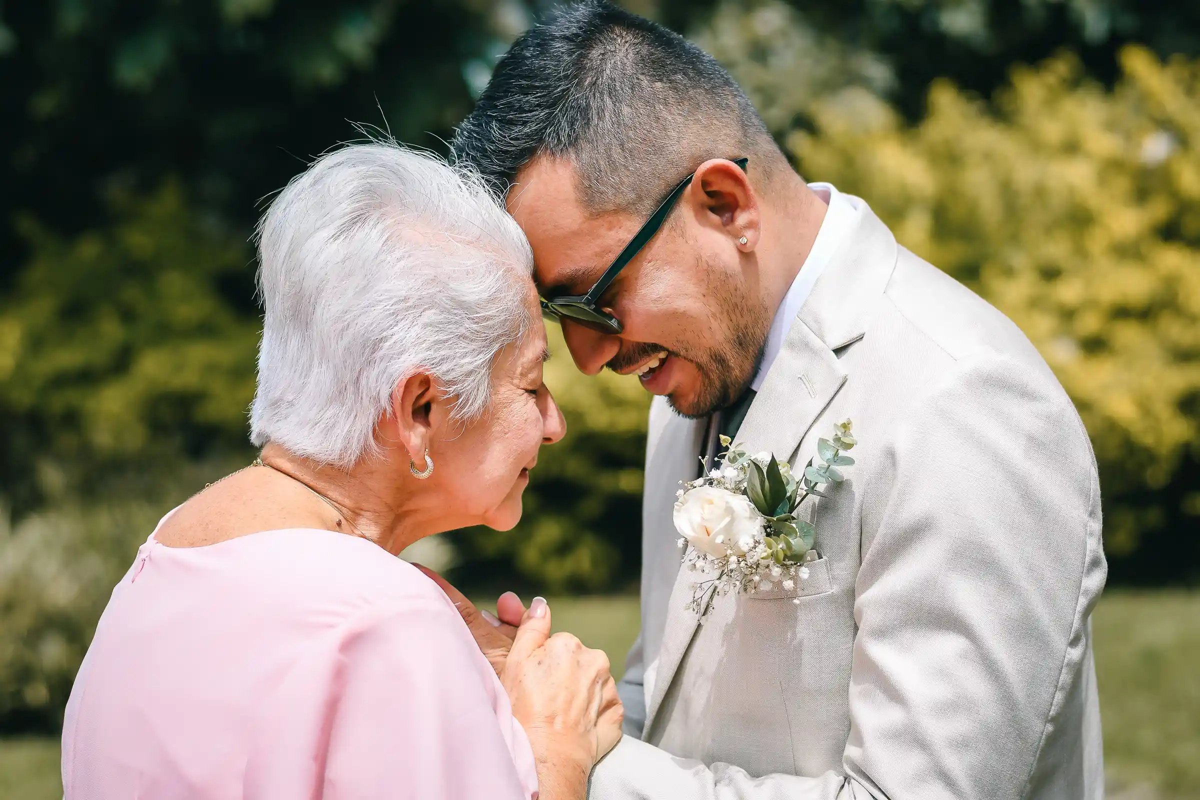 El novio frente a su madre, frente a frente, en una boda en Ibagué.