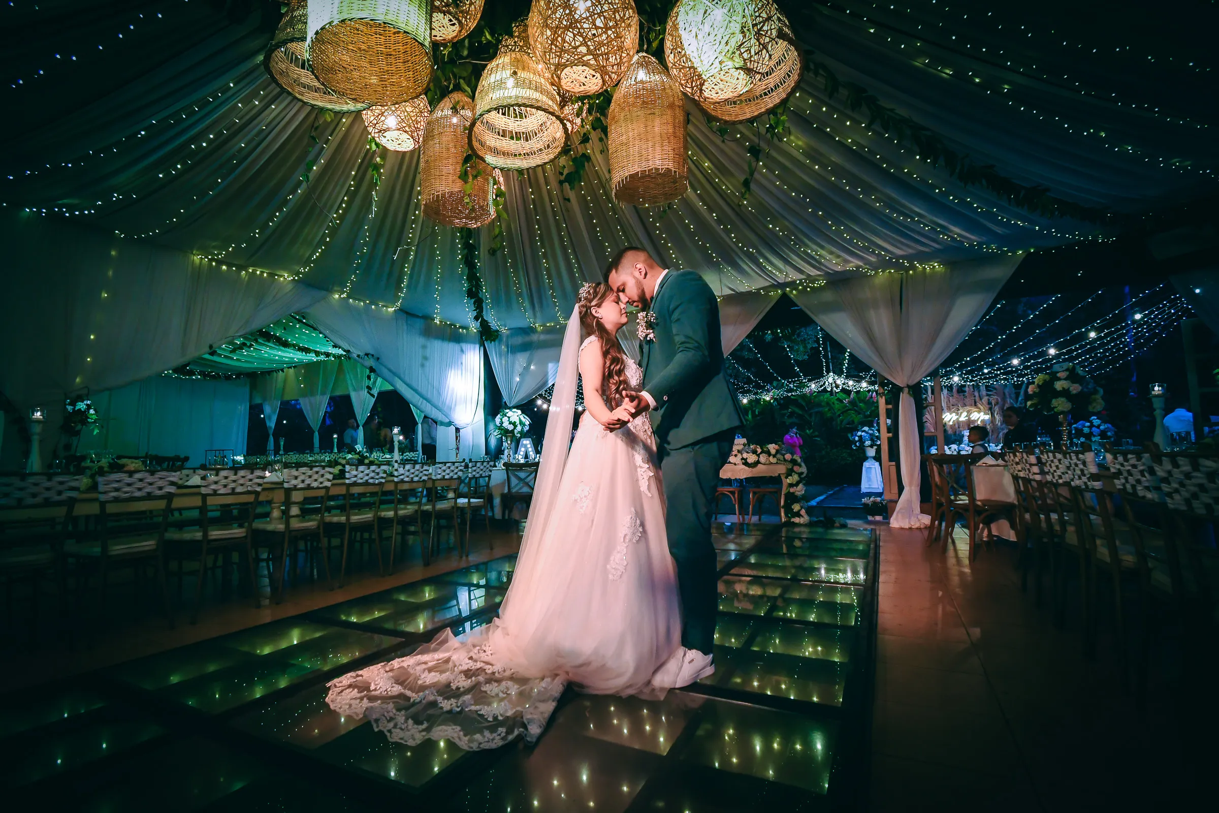Los novios bailando durante la recepción de la boda.