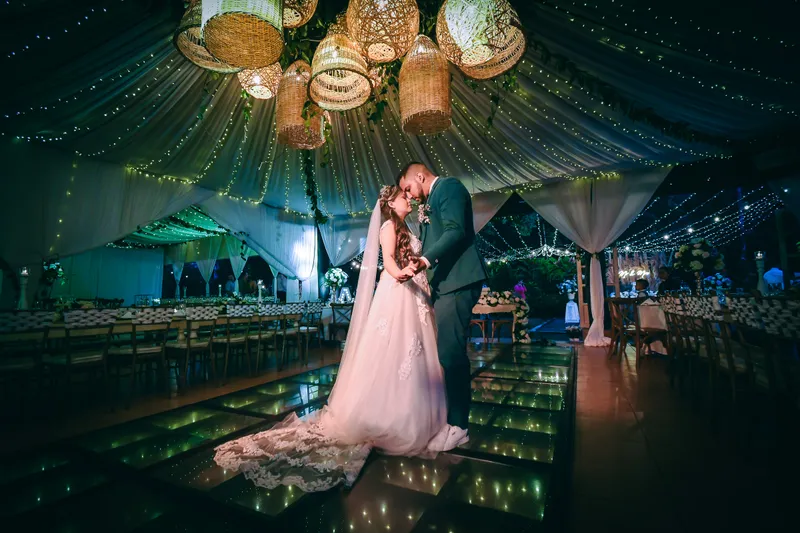 Los novios bailando durante la recepción de la boda.