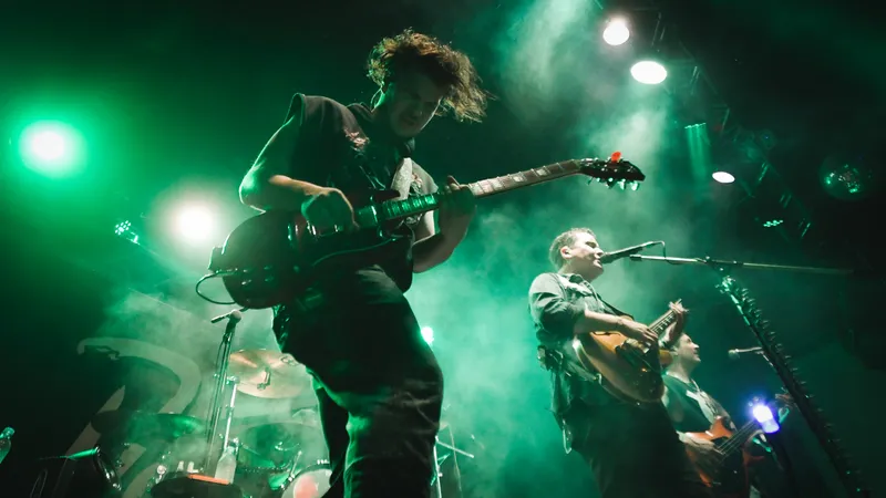 Artista musical en escena durante un concierto en Ibagué.
