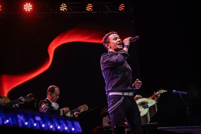 Artista musical en escena durante un concierto en Ibagué.