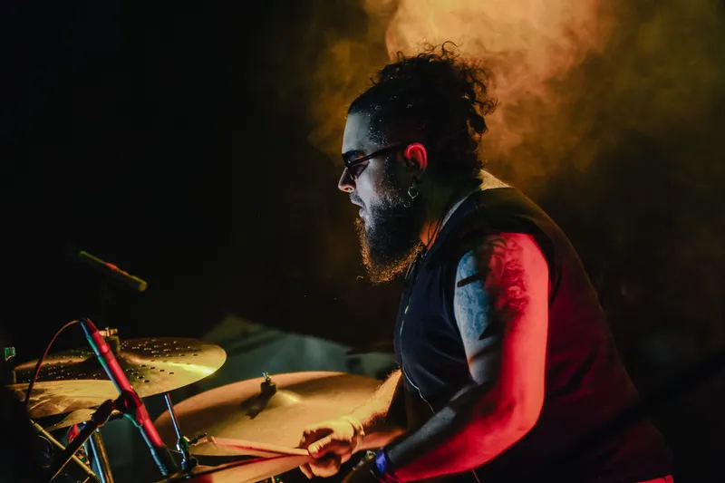 Artista musical en escena durante un concierto en Ibagué.