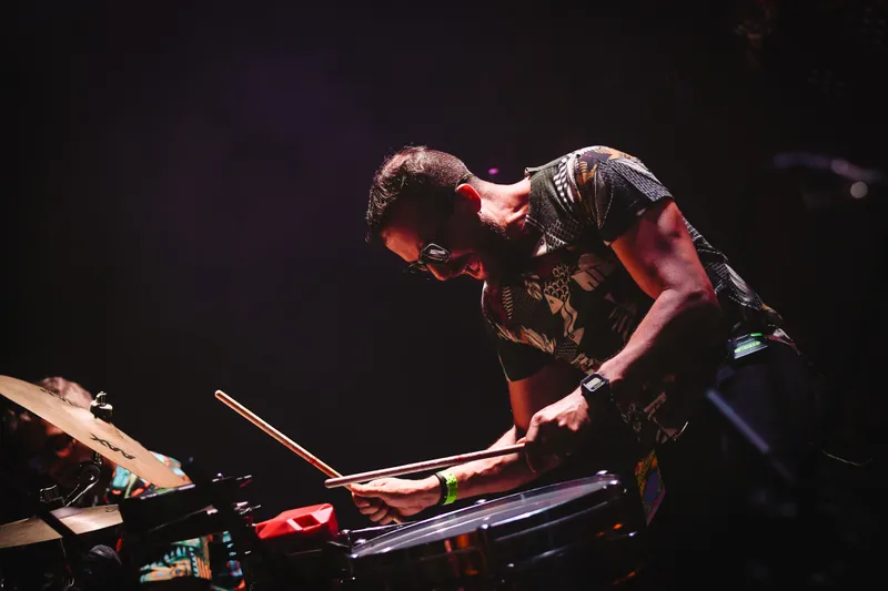 Artista musical en escena durante un concierto en Ibagué.