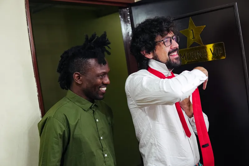 Comediante en escena durante una presentación de stand-up en Ibagué.