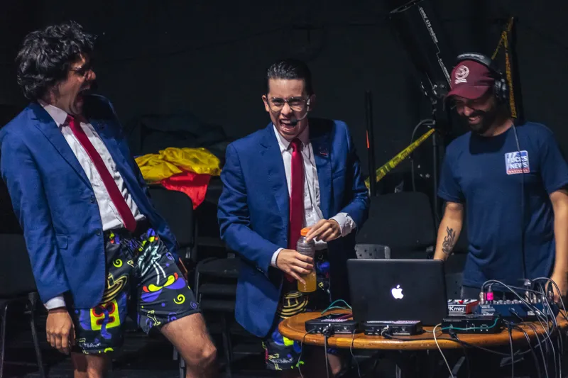 Comediante en escena durante una presentación de stand-up en Ibagué.