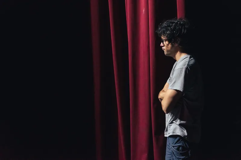 Comediante en escena durante una presentación de stand-up en Ibagué.