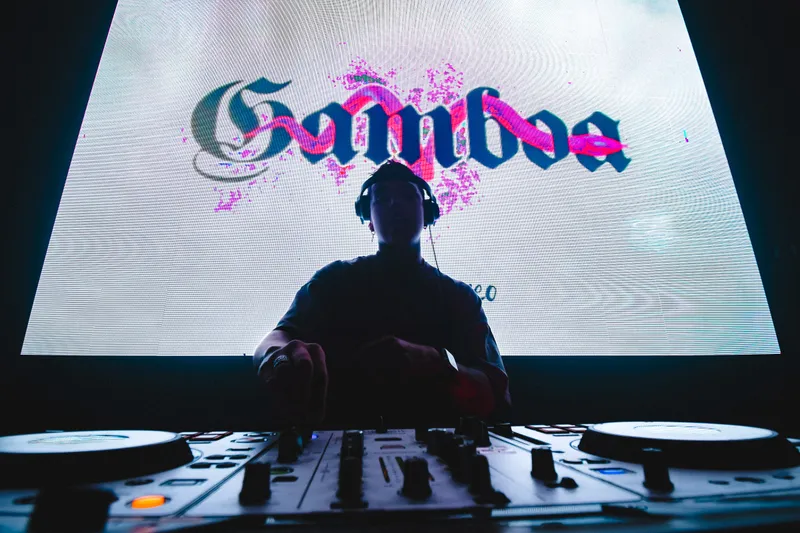 DJ en cabina durante una presentación en vivo en Ibagué.