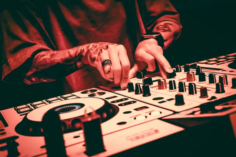 DJ en cabina durante una presentación en vivo en Ibagué.