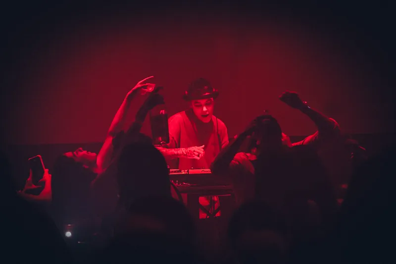DJ en cabina durante una presentación en vivo en Ibagué.