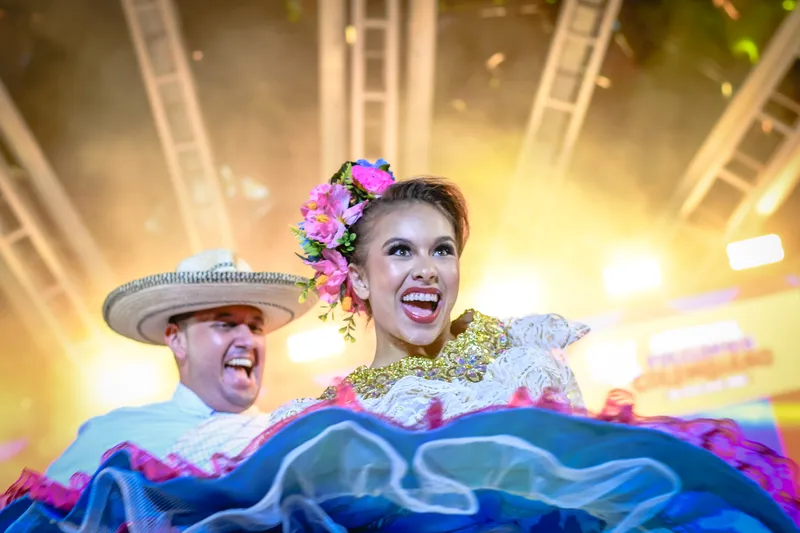 Público y escenario durante un festival de música en Ibagué.