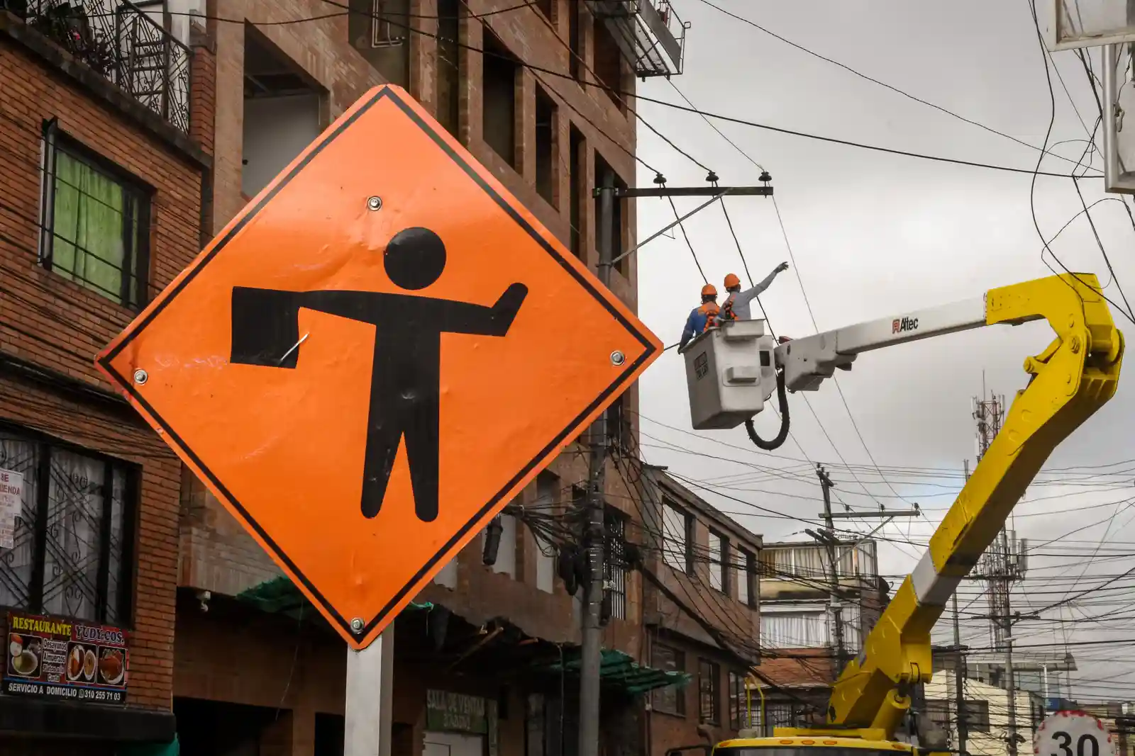 Técnicos del sector eléctrico realizando una maniobra en Bogotá.