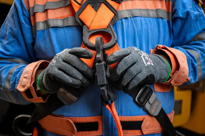 Técnicos del sector eléctrico realizando una maniobra en Bogotá.