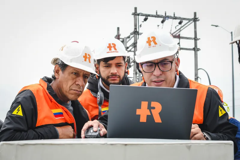 Técnicos del sector eléctrico realizando una maniobra en Mosquera.