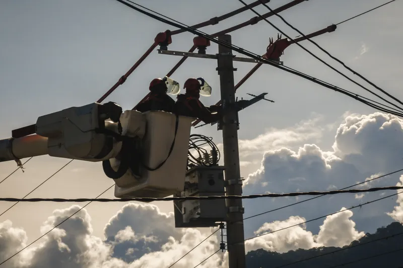 Técnicos del sector eléctrico realizando una maniobra en Mosquera.