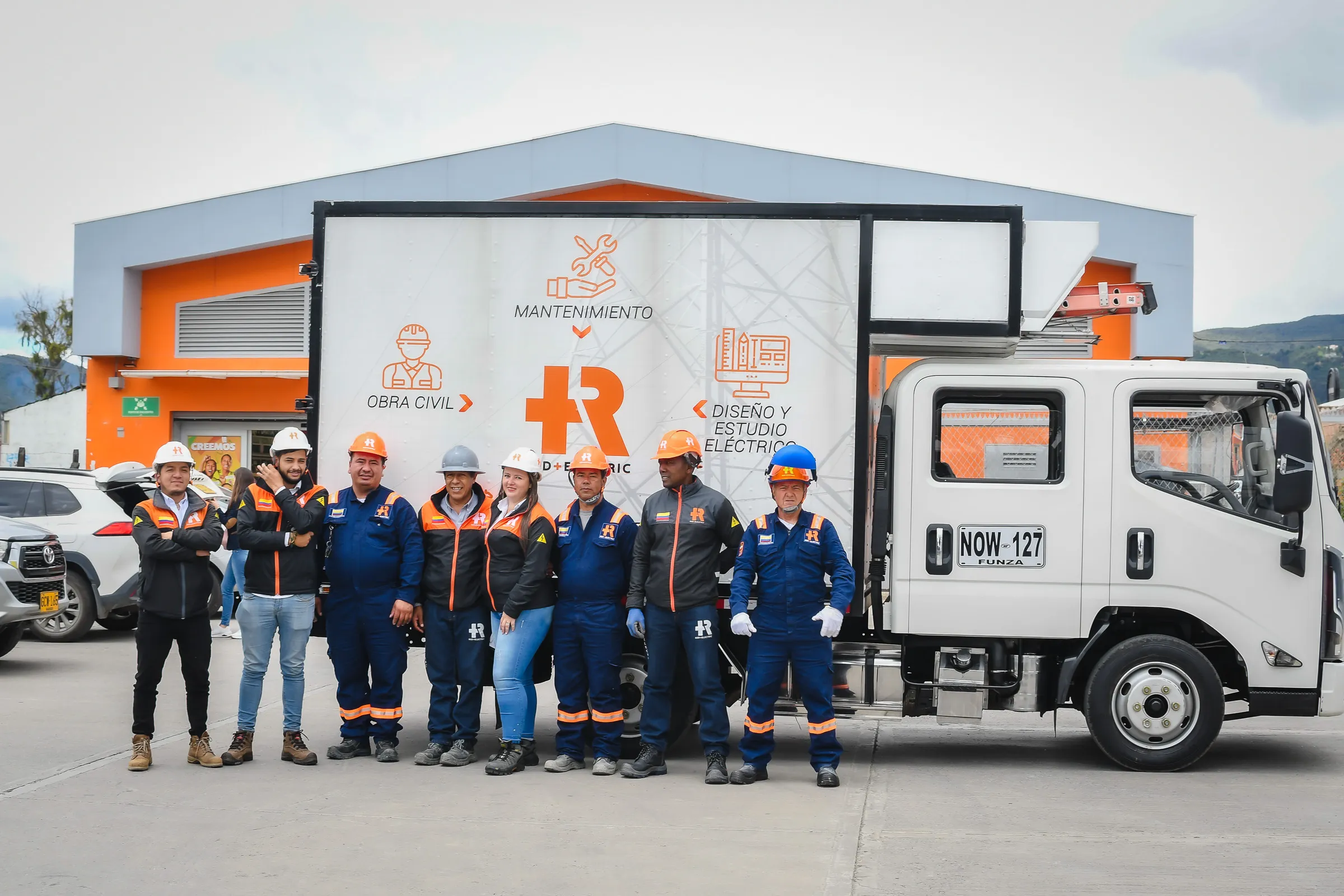 Retrato de un equipo de trabajo del sector eléctrico en Bogotá.