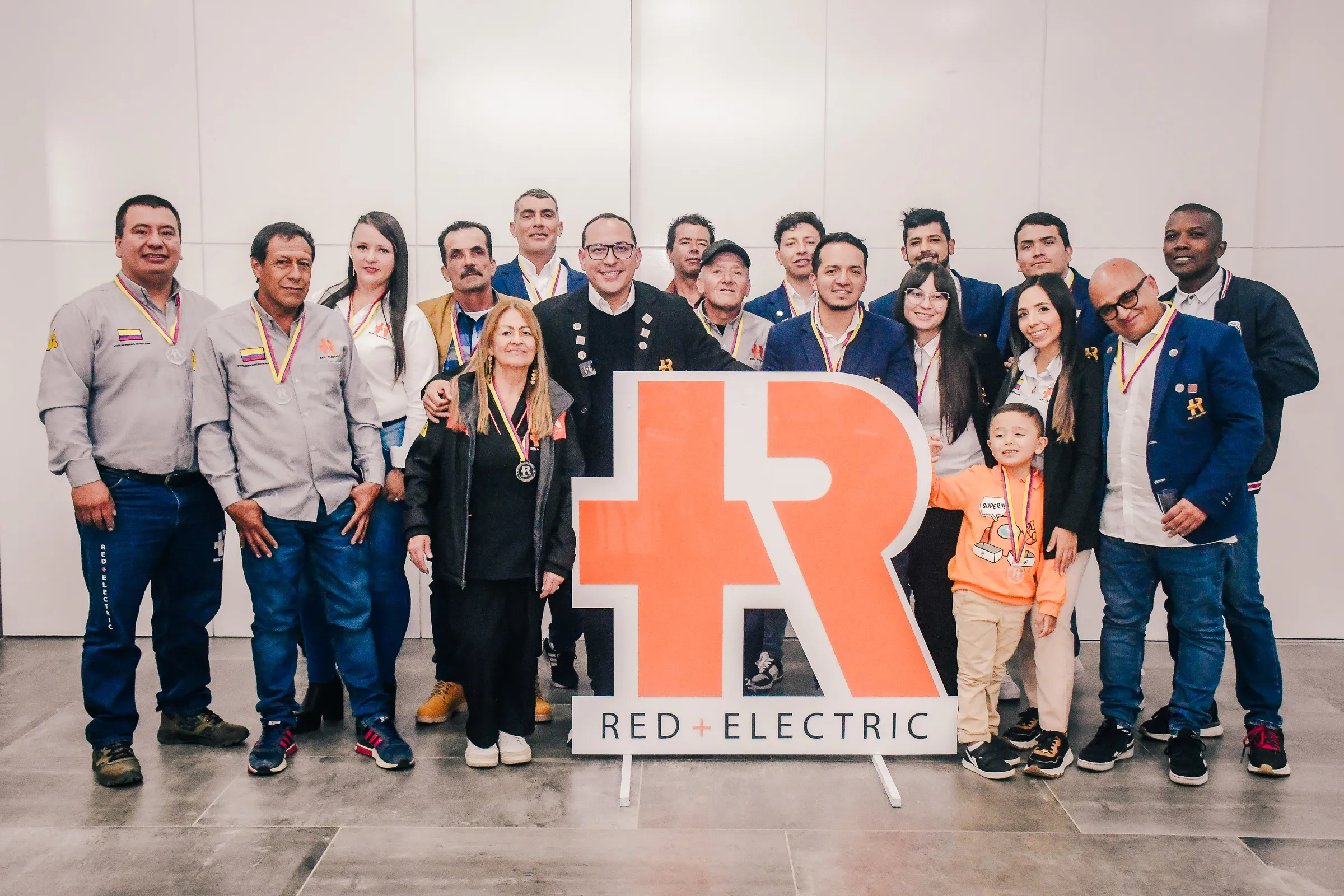 Retrato de un equipo de trabajo del sector eléctrico en Bogotá.