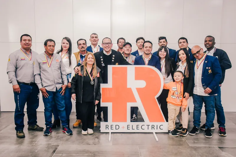 Retrato de un equipo de trabajo del sector eléctrico en Bogotá.
