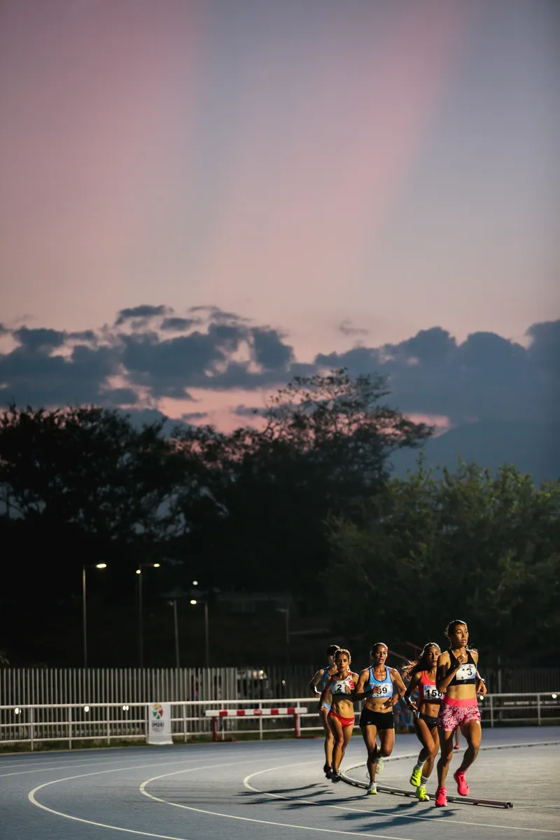 Atleta compitiendo al atardecer en Ibagué.