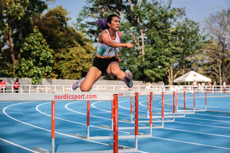Atleta en pleno salto durante una competencia en Ibagué.