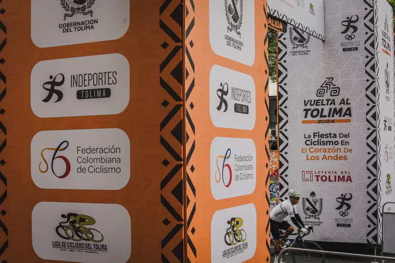 Ciclistas compitiendo en una prueba en Ibagué.