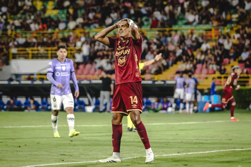 Un jugador de fútbol lamentándose durante el partido.