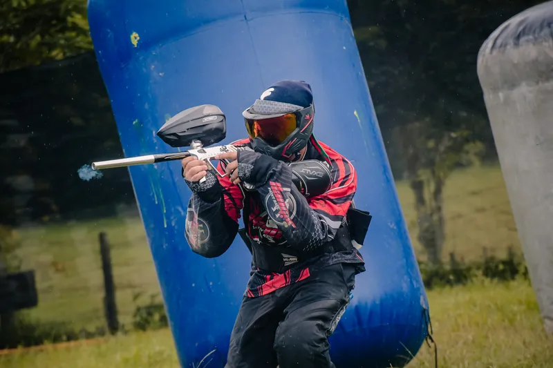 Jugadores de paintball durante una partida en Ibagué.