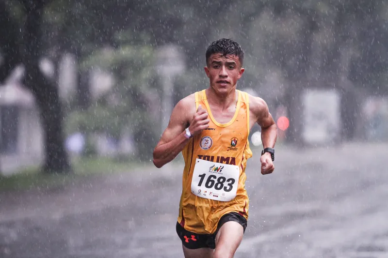 Corredores participando en una carrera atlética en Ibagué.