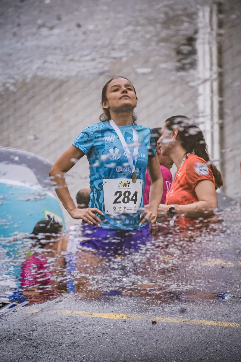 Corredores participando en una carrera atlética en Ibagué.