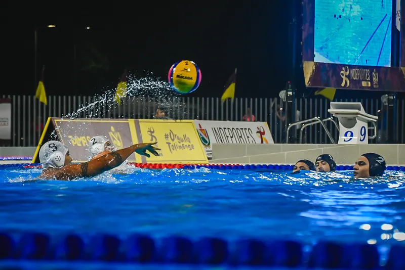 Jugadores de waterpolo durante un partido en Ibagué.