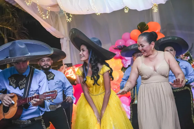 Mariachis animando una fiesta de quince años en Ibagué.