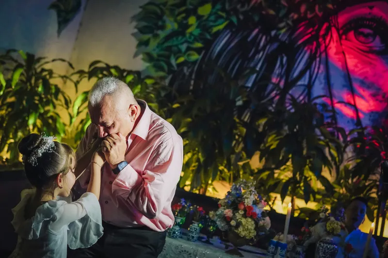 Una nieta junto a su abuelo en casa, en Ibagué.
